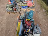 beaucoup de déchets au bord d'un chemin de terre