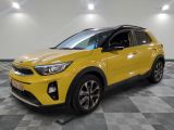 une voiture jaune est garée dans une pièce au sol en damier