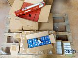 une pile de boîtes posées sur une palette