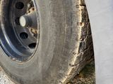 un gros plan sur un pneu crevé d'un camion