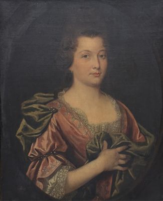 portrait d'une femme en robe rouge tenant un éventail