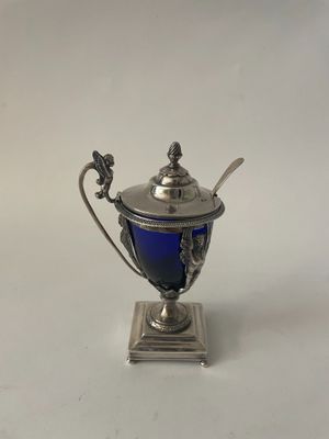 une coupe ancienne plaquée argent, avec un verre bleu au centre