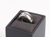 l'image d'une bague dans une boîte noire