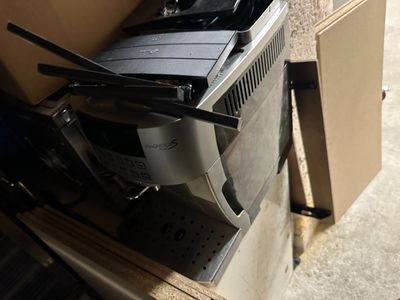 un téléviseur posé sur une boîte posée par terre
