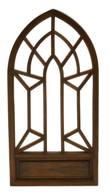 une image représentant une arche en bois avec une fenêtre au milieu