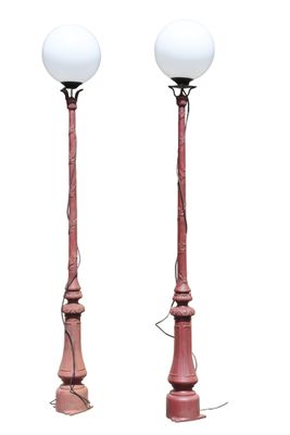 une paire de lampadaires roses, chacun muni d'un globe blanc