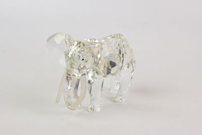 figurine d'éléphant en verre transparent sur fond blanc