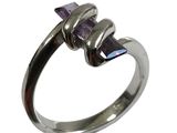 un gros plan d'une bague en argent sertie d'une pierre violette