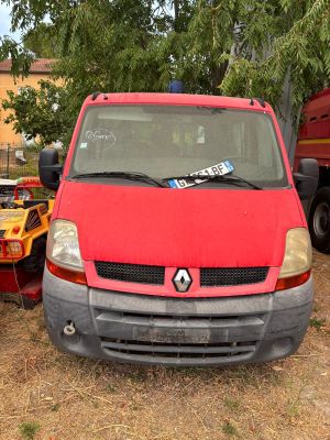 une camionnette rouge garée à côté d'un arbre
