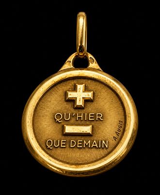 Gros plan sur une médaille d'or ornée d'une croix