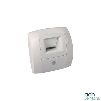 un distributeur de papier blanc sur fond blanc