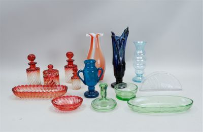 Collection de divers objets en verre, comprenant une coiffeu…