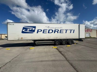 un camion semi-remorque garé dans un parking