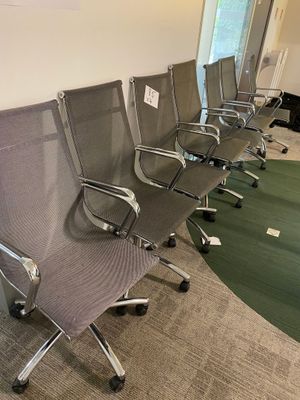several office chairs are lined up in a row in a meeting room