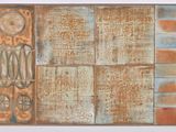 une peinture sur le mur d'un bâtiment avec une horloge dessus