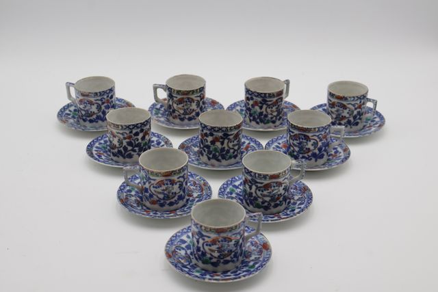 Chine : 8 tasses et 10 sous tasses en porcelaine blanche à décor ...