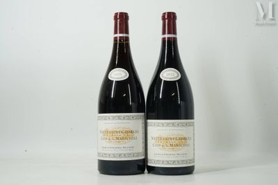 deux bouteilles de vin rouge posées sur une table blanche