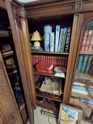 une bibliothèque remplie de livres dans une pièce
