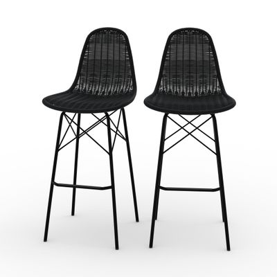 une paire de tabourets de bar en osier noir avec des pieds noirs