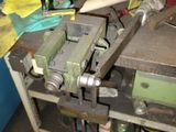 une photo d'un établi encombré sur lequel sont posés des outils