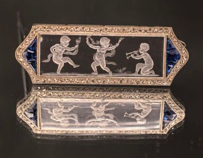 une image représentant une boîte en argent et en verre sur laquelle figure le portrait d'un homme et d'une femme