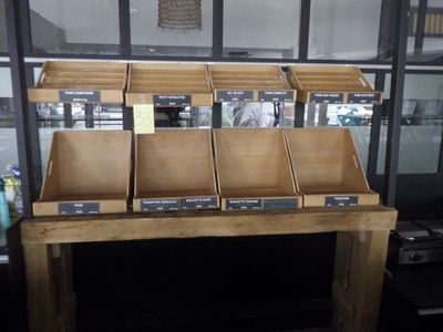 une présentation de CD sur une table en bois dans une pièce