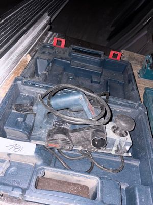 une boîte à outils bleue contenant des outils, posée sur une palette