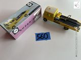 un petit camion jouet et une boîte posés sur une table