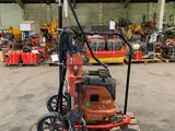 La machine est entreposée dans un entrepôt avec d'autres machines.