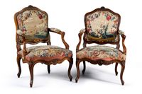 Paire de fauteuils en noyer mouluré et sculpté de fleurettes…