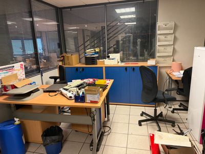 une pièce où il y a beaucoup de désordre