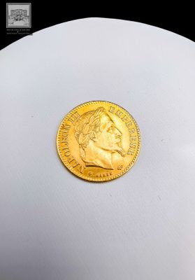 l'image d'un gros plan d'une pièce d'or sur une surface blanche