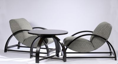 une paire de chaises et une table dans une pièce aux murs blancs