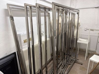 une pièce dont les murs sont recouverts de nombreux miroirs