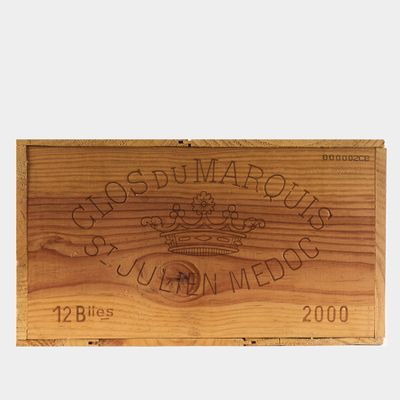 une boîte en bois portant une étiquette