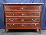 une commode en bois avec un plateau en marbre et des poignées en laiton