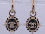 boucles d'oreilles Chanel ornées de perles noires et blanches