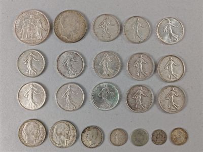 un lot de pièces de monnaie posées sur une table