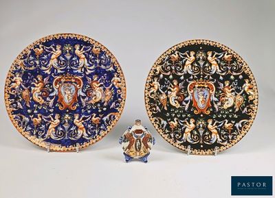 Deux assiettes et une petite figurine sont posées sur une table