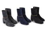 trois paires de bottines à talons hauts pour femme, ornées de chaînes