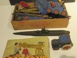 une boîte contenant un petit train et un livre, posée sur une table