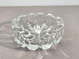 un saladier en verre transparent posé sur une table