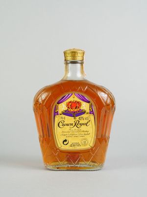 une photo d'une bouteille de whisky Crown Royal posée sur une table