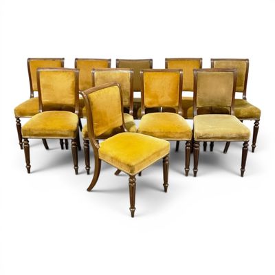 lot de huit chaises avec des assises rembourrées de velours jaune et des pieds en bois