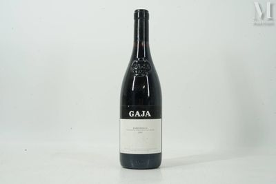 une bouteille de vin posée sur une table blanche