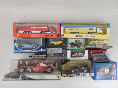 un grand nombre de voitures-jouets qui se trouvent sur la table