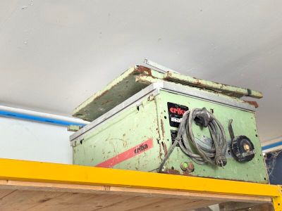 une boîte verte posée sur une étagère jaune