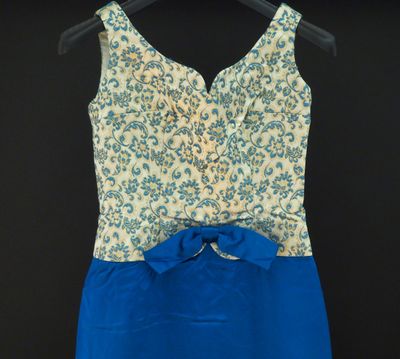 Robe de soirée sans manche probablement en soie ou satin. Le…