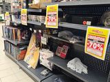 un chat assis sur une étagère dans un magasin