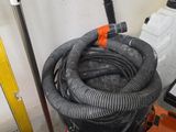 un tuyau raccordé à une canalisation dans une pièce